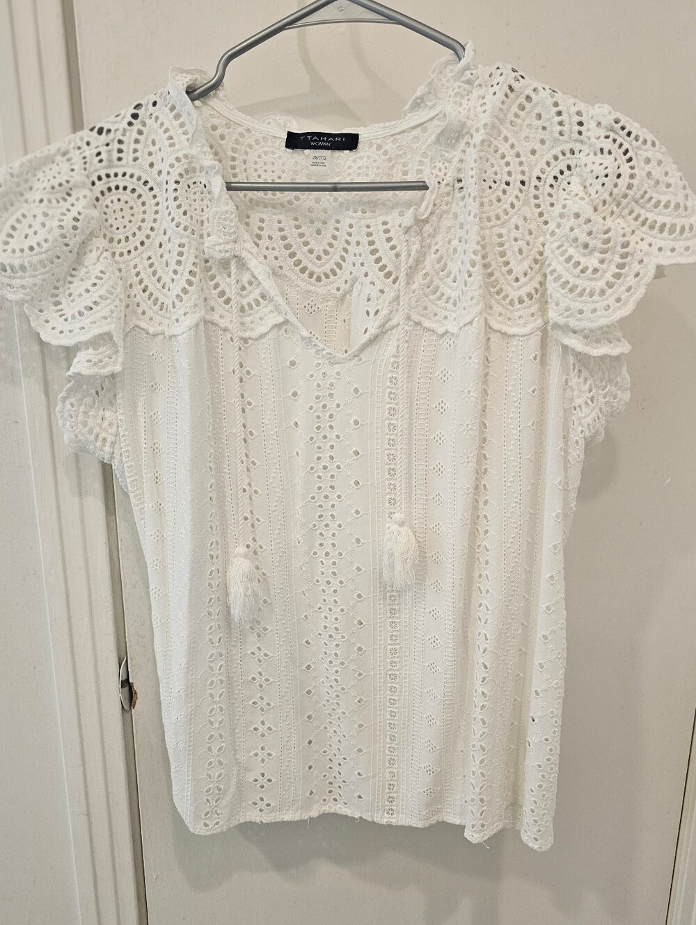 T Tahari White Eyelet Lace Tassel Flutter Sleeve Blouse Size 2X Boho Cottagecore